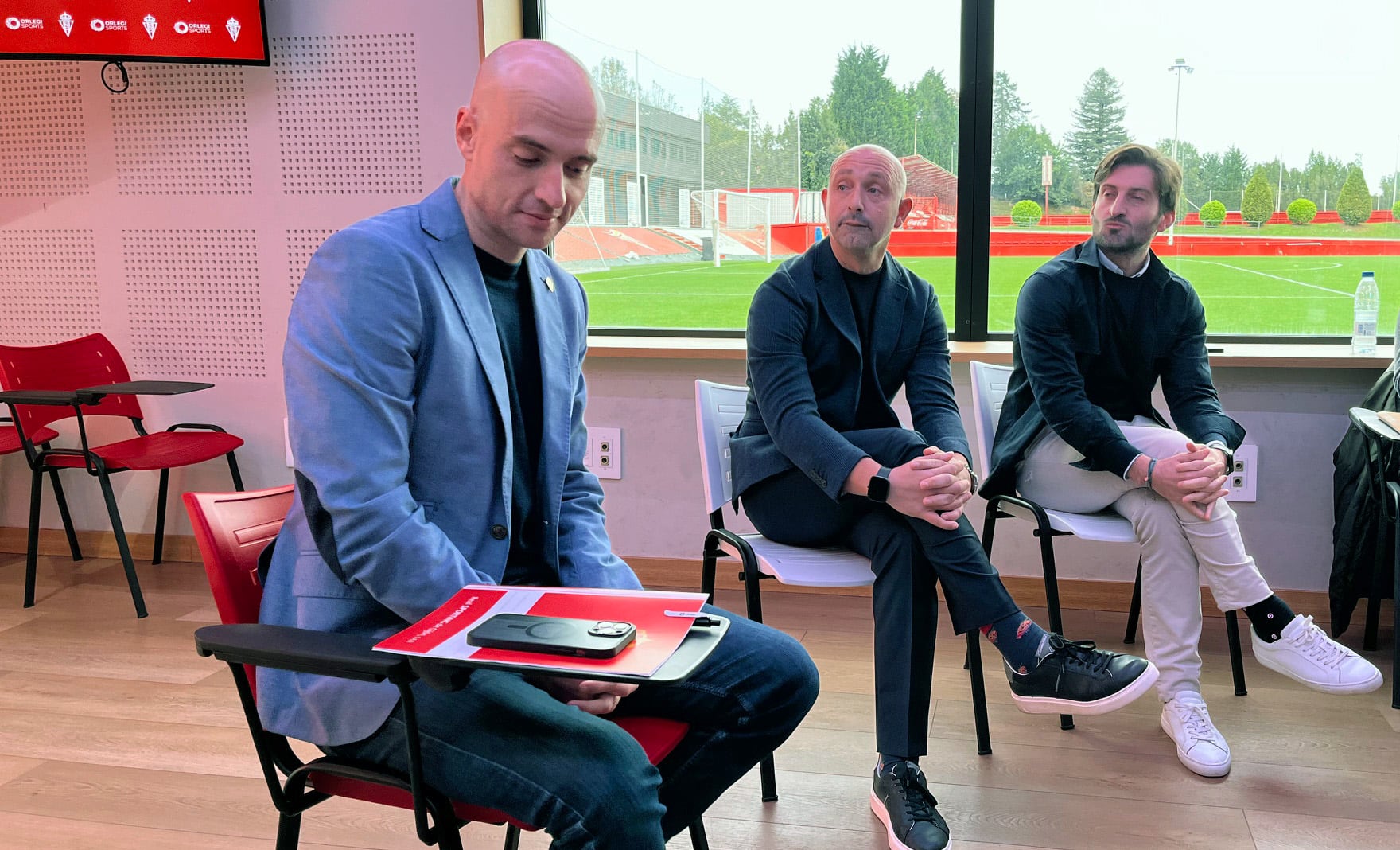26-11-24. DAVID GUERRA, ÓSCAR GARRO Y GERARDO GARCÍA, PRESIDENTE EJECUTIVO, DIRECTOR DE FÚTBOL BASE Y DIRECTOR DEPORTIVO DEL SPORTING, RESPECTIVAMENTE,