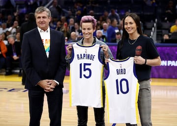 Megan Rapinoe, de 35 a?os, fue junto con Alex Morgan el principal puntal que dio a la selecci車n de Estados Unidos la victoria en el Mundial de 2019 (fue Bal車n de Oro ese a?o). La jugadora del OL Reign (Estados Unidos) es una de las futbolistas m芍s medi芍ticas del momento. Su salto a la fama mundial fue precisamente en el Mundial, cuando tuvo una disputa dial谷ctica con Donald Trump. En 2012 revel車 que era lesbiana y en 2013 dio a conocer su relaci車n con la tambi谷n futbolista Sarah Walsh. Se iban a casar, pero en 2015 finalizaron su relaci車n y Rapinoe anunci車 que estaba con la jugadora de baloncesto Sue Bird. La estadounidense, de 40 a?os, es la jugadora que m芍s medallas con su selecci車n tiene de la historia entre Mundiales y Juegos Ol赤mpicos. Son nueve, ocho de ellas de oro.