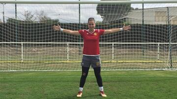 Cata Coll posa para un medio gráfico.