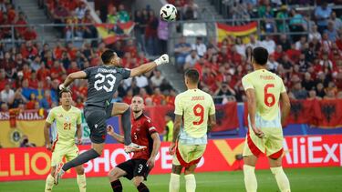 El guardameta albanés Thomas Strakosha despeja un balón durante el encuentro de la fase de grupos de la Eurocopa 2024