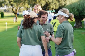 El alcalde de Madrid, José Luis Martínez-Almeida, y su pareja, Teresa Urquijo (i), conversan con la expresidenta de la Comunidad de Madrid, Esperanza Aguirre (d), en el campo de golf de La Valmuza.