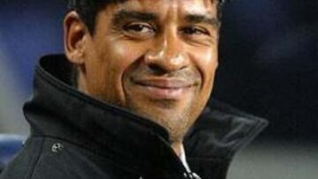 <B>PACIENCIA.</B> Rijkaard no es tan optimista como Laporta y no se atreve a asegurar que ganarán la Liga.