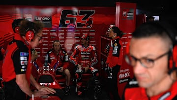 Bagnaia en el box del equipo oficial Ducati.