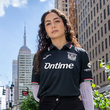 La tercera equipaci¨®n pepinera quer¨ªa mostrar la elegancia de su equipo; con una camiseta negra con la frase atr¨¢s elegancia y un cuello de pico que aportan sobriedad y clase. Joma ha demostrado su buen gusto a la hora de dise?ar uniformes elegantes y de calidad.