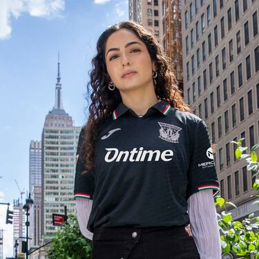 La tercera equipación pepinera quería mostrar la elegancia de su equipo; con una camiseta negra con la frase atrás elegancia y un cuello de pico que aportan sobriedad y clase. Joma ha demostrado su buen gusto a la hora de diseñar uniformes elegantes y de calidad.