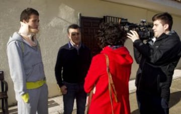 Manquillo recibió ayer a AS en su casa de Chinchón, con una sempiterna sonrisa a pesar del aparatoso collarín que tendrá que llevar de cuatro a seis semanas