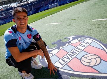 Roger Brugué posa para AS en el Ciutat de València.