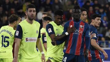 Unzueta y Sibo, muy encima de Obeng, se disponen a defender un balón parado.