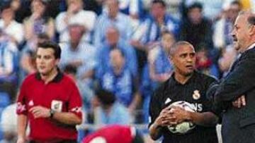 <b>SIN EXPLICACIÓN</B>. Roberto Carlos y Del Bosque conversan durante el partido de ayer. El Madrid no encontró soluciones.