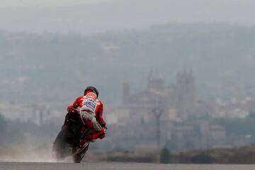 Jorge Lorenzo tras doce temporadas en Moto GP deja los siguientes registros. 153 carreras, 47 victorias, 102 podios, 37 poles, 27 vuieltas rápidas, 2437 puntos y 3 títulos.