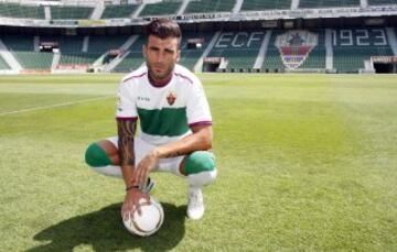 Armando posa como nuevo jugador del Elche. 