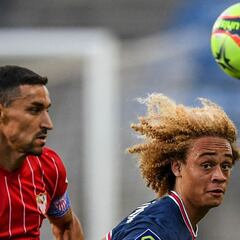 Xavi Simons levanta la mano a un año de terminar contrato con el PSG