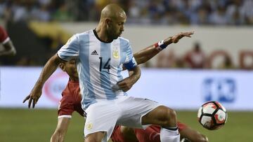 Argentina's Javier Mascherano vies with a Panamanian player during the Copa America Centenario football tournament in Foxborough, Massachusetts, United States, on June 10, 2016. / AFP PHOTO / OMAR TORRES