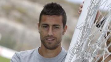 <b>CONTUNDENTE. </b>David García, capitán de Las Palmas, tiene la misión de frenar al máximo artillero del Cartagena, Toché.