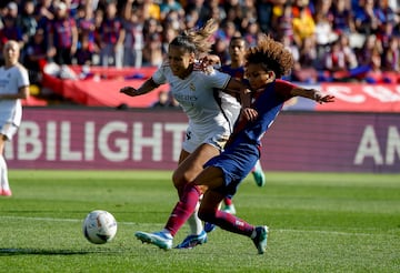 Vicky López se anticipa a Kathellen para hacer el 5-0 del Barcelona al Real Madrid.