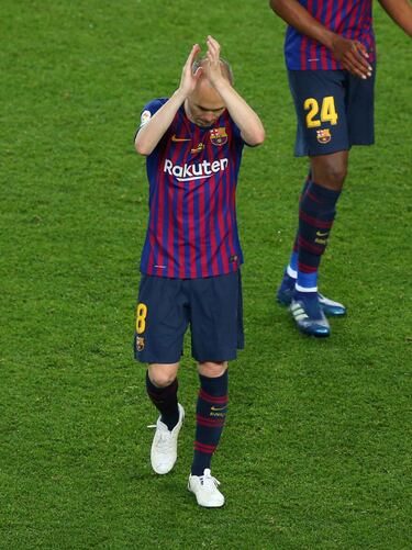 M&aacute;s l&aacute;grimas se derramaron en el Camp Nou, donde Andr&eacute;s Iniesta jug&oacute; su &uacute;ltimo partido cono jugador del Barcelona, en la victoria 1-0 sobre la Real Sociedad. El manchego inici&oacute; como titular y sali&oacute; de cambio en la segunda mitad ante un estadio entregado. Al finalizar, el Barcelona festej&oacute; los t&iacute;tulos conseguidos en la temporada y se rindi&oacute; una vez m&aacute;s a su &iacute;dolo.