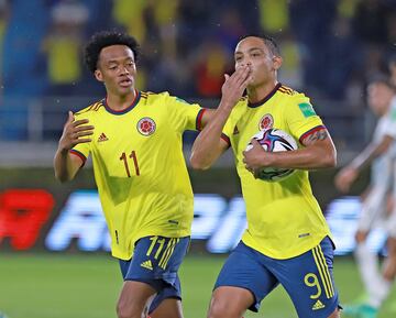 Con un gol en el último minuto, la Selección Colombia salvó un punto en el encuentro ante los dirigidos por Scaloni.  Luis Fernando Muriel y Miguel Borja anotaron. 