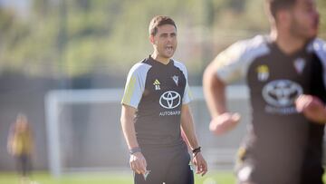 Lisci arenga a sus jugadores durante un entrenamiento.