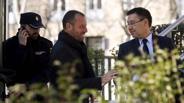 Former Barcelona president Sandro Rosell (C) and current president Josep Maria Bartomeu (R) leave after testifying at Spain&#039;s High Court in Madrid, Spain, February 1, 2016. REUTERS/Andrea Comas      TPX IMAGES OF THE DAY      JUICIO