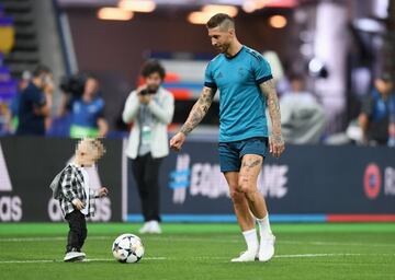 Los niños irrumpen en el entreno del Madrid en Kiev