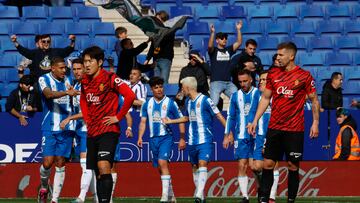 BARCELONA, 25/02/2023.- Jugadores del Espanyol celebran el segundo gol marcado por el danés Martin Braithwaite durante el partido de LaLiga que se celebra en el estadio Cornellá-El Prat, Barcelona, este sábado. EFE/ Toni Albir