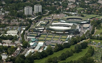 Wimbledon es el único de los cuatro Grand Slams que no organiza una federación nacional, como ocurre en Australia, Roland Garros y US Open, sino un club, en este caso el All England Lawn Tennis Club, fundado originalmente el 23 de julio de 1868 como una agrupación de croquet, deporte que consiste en golpear bolas de madera o plástico con un mazo, a través de pequeños arcos de metal enterrados en el campo de juego. Tiene un máximo de 500 miembros entre completos, vitalicios y honoríficos. En la última categoría se incluye a todos los campeones individuales.