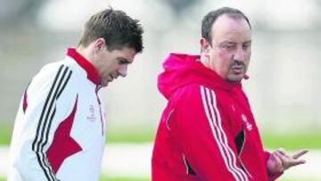 Benítez en un entrenamiento con Gerrard.