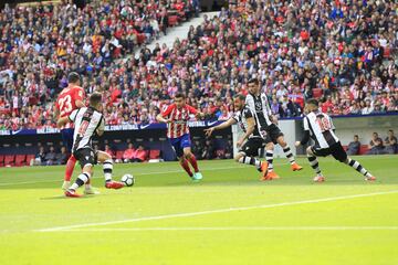 ¡Medio gol es de Vitolo! El jugador se ha llevado hasta cinco defensores en su andadura por el área, ve a su compañero solo y le da el balón para que finalice con un recorte hacía dentro acompañado de un fuerte disparo al palo derecho.