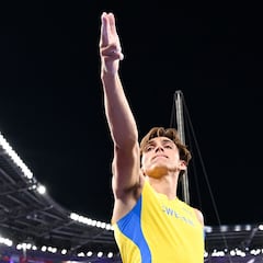Armand Duplantis consigue el oro en salto de pértiga y celebra al estilo del turco Yusuf Dikec