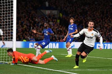 La puso Parejo al primer palo, donde trazó el desmarque Rodrigo, que, libre de marca donde nadie lo esperaba, conectó una volea magistral con la zurda que superó por alto a Kepa.