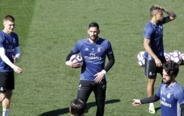 Gran ambiente entre los jugadores del Real Madrid durante el entrenamiento.