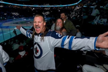 Actor, presentador de televisión, locutor de radio, cantante de rock (en la banda Fozzy) y luchador profesional canadiense-estadounidense. Chris Jericho ha ganado todos los títulos que han existido en WWE, con el récord como campeón intercontinental, en 9 ocasiones.14