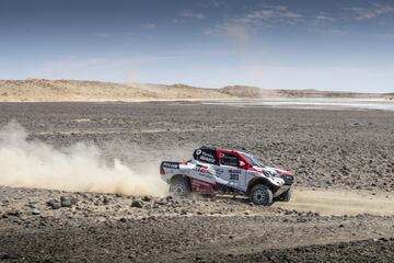 El asturiano se divierte en Sud¨¢frica con el coche ganador del rally junto a De Villiers y empieza a valorar de manera seria competir en la carrera del desierto.
