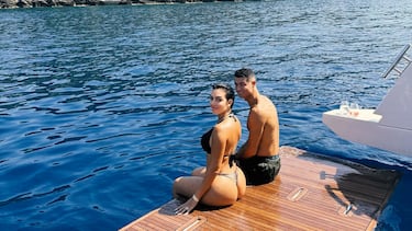 Cristiano tendrá un trofeo más en su extensa britina tras recibir de manos de Aleksander Ceferin, presidente de la UEFA, el trofeo que le reconoce como el mejor goleador de la Champions League. El evento se celebró en Mónaco y la pareja no dudo de disfrutar los días durante su estancia. "Feliz por estar junto a él en este día tan especial. Te mereces lo mejor del mundo mi amor. Te amamos", comentó la empresario en sus redes sociales.