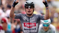 Jasper Philipsen celebra su victoria en Pau, meta de la 13ª etapa.