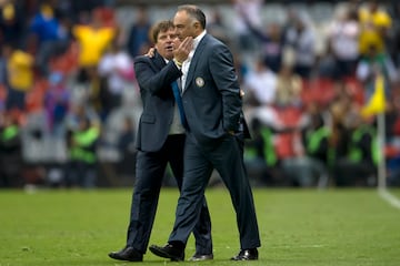 Action Photo during the game America vs Cruz Azul, Miguel Herrera and Guillermo Vazquez/ Foto de acci&#xf3;n durante el juego America vs Cruz Azul, Miguel Herrera y Guillermo Vazquez/ 02-Mar-2013/ MEXSPORT/ Osvaldo Aguilar.

Fotos tomadas con el siguiente equipo Nikon.
C&#xe1;mara D4
Lente Nokkor 400mm l:2.8 G ED
ISO 200
Velocidad 2000
Apertura f/4.0
Exposicion Manual&#x2028;
Action Photo during the game America vs Cruz Azul, Miguel Herrera and Guillermo Vazquez/ Foto de accin durante el juego America vs Cruz Azul, Miguel Herrera y Guillermo Vazquez/ 02-Mar-2013/ MEXSPORT/ Osvaldo Aguilar.

Fotos tomadas con el siguiente equipo Nikon.
Cmara D4
Lente Nokkor 400mm l:2.8 G ED
ISO 200
Velocidad 2000
Apertura f/4.0
Exposicion Manual