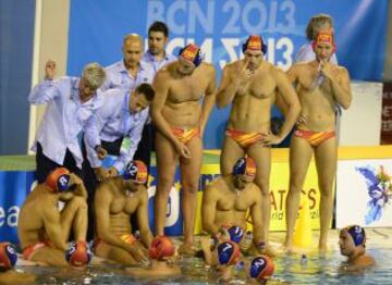 El seleccionador español de Waterpolo, Rafael Aguilar, dando instrucciones a sus jugadores en el partido contra Montenegro.