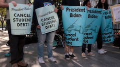 El plan de condonación de préstamos estudiantiles de Biden perdona hasta $20,000 en deuda. Así afectará los pagos mensuales de los prestatarios.