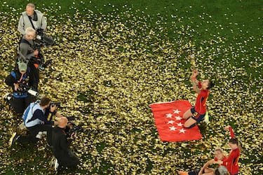 Jennifer Hermoso posa con el trofeo y la bandera de la Comunidad de Madrid.