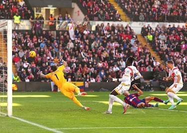 Rayo Vallecano 1-1 FC Barcelona | Balón al espacio para la entrada de Balde por banda izquierda, que terminó poniendo el centro y Lewandowski, con la ayuda final de Lejeune, acaba firmando el tanto del 1-1 en Vallecas.