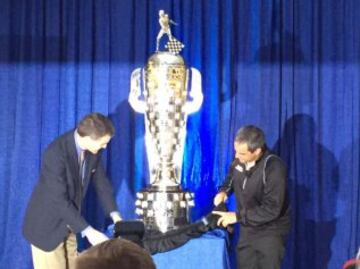 El piloto bogotano celebra su segunda distinción dentro del Trofeo Borg-Warner durante un evento en el museo del Indianapolis Motor Speedway.