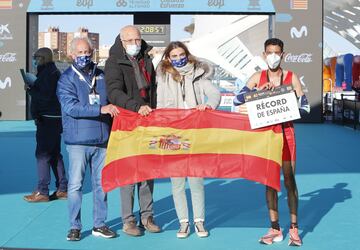 El atleta español paró el crono en 2:06:35 y se convierte en la mejor marca española en la prueba del maratón, superando a Julio Rey que consiguió 2:06:51 en Hamburgo en 2006.
