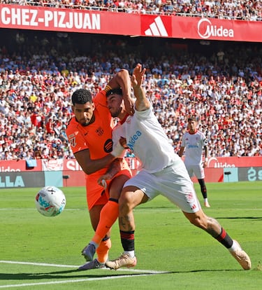 Isaac Romero cae en el área tras una disputa de balón con Araujo en la que el jugador del Sevilla termina por el suelo al trastabillar el defensor azulgrana la pierna de apoyo del ariete. Le llama Carlos del Cerro Grande al colegiado, quien dictamina que hay contacto para señalar pena máxima para los locales.