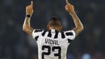 Arturo Vidal, que anotó un golazo este domingo ante Napoli, recibió los elogios de Diego Maradona.