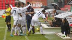 Los jugadores del Castilla celebran el primer gol de Juanfran ante el Huesca con su entrenador, Alberto Toril