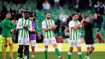 Los jugadores aplauden a la afición del Villamarín.