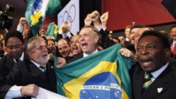 El presidente de Brasil Luiz Inacio Lula da Silva, Carlos Nuzman (presidente de R&iacute;o 2016) y Pel&eacute; celebran la elecci&oacute;n de R&iacute;o como sede de los Juegos.