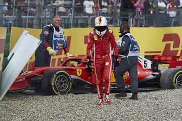 Sebastian Vettel se marcha caminando tras estampar su coche contra el muro de seguridad durante Gran Premio de Formula 1 de Alemania disputado en el circuito de Hockenheim.