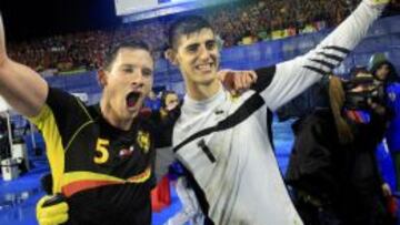 FELICIDAD. Vertonghen y Courtois celebran juntos el pase de Bélgica al Mundial de Brasil 2014.