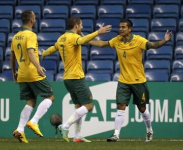 Tim Cahill de Australia celebrando el primer gol con Ivan Franjic y Mathew Leckie durante el partido de fútbol amistoso entre Ecuador y Australia 